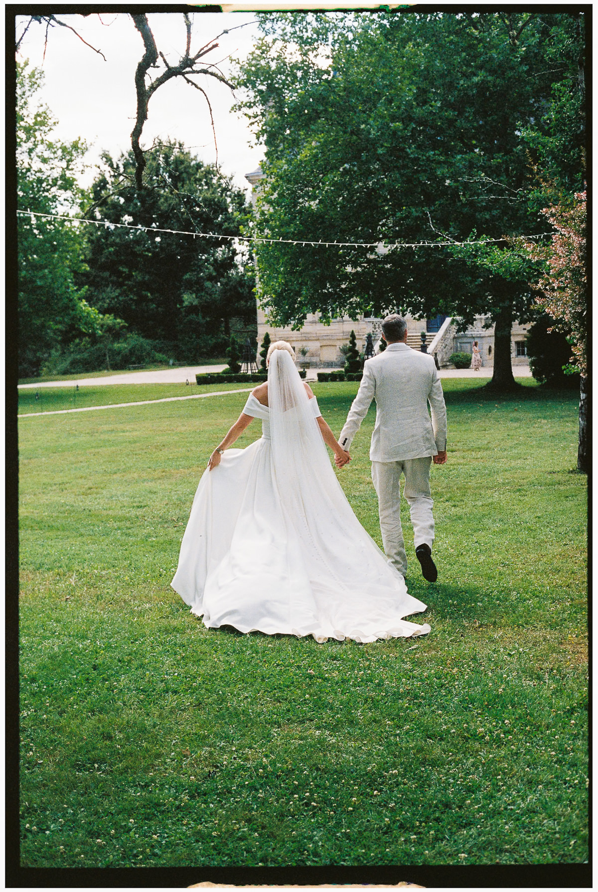 FRANCE WEDDING ON ANALOGUE FILM CHATEAU DE LA VALOUZE 006 FRANCE WEDDING ON ANALOGUE FILM CHATEAU DE LA VALOUZE 006
